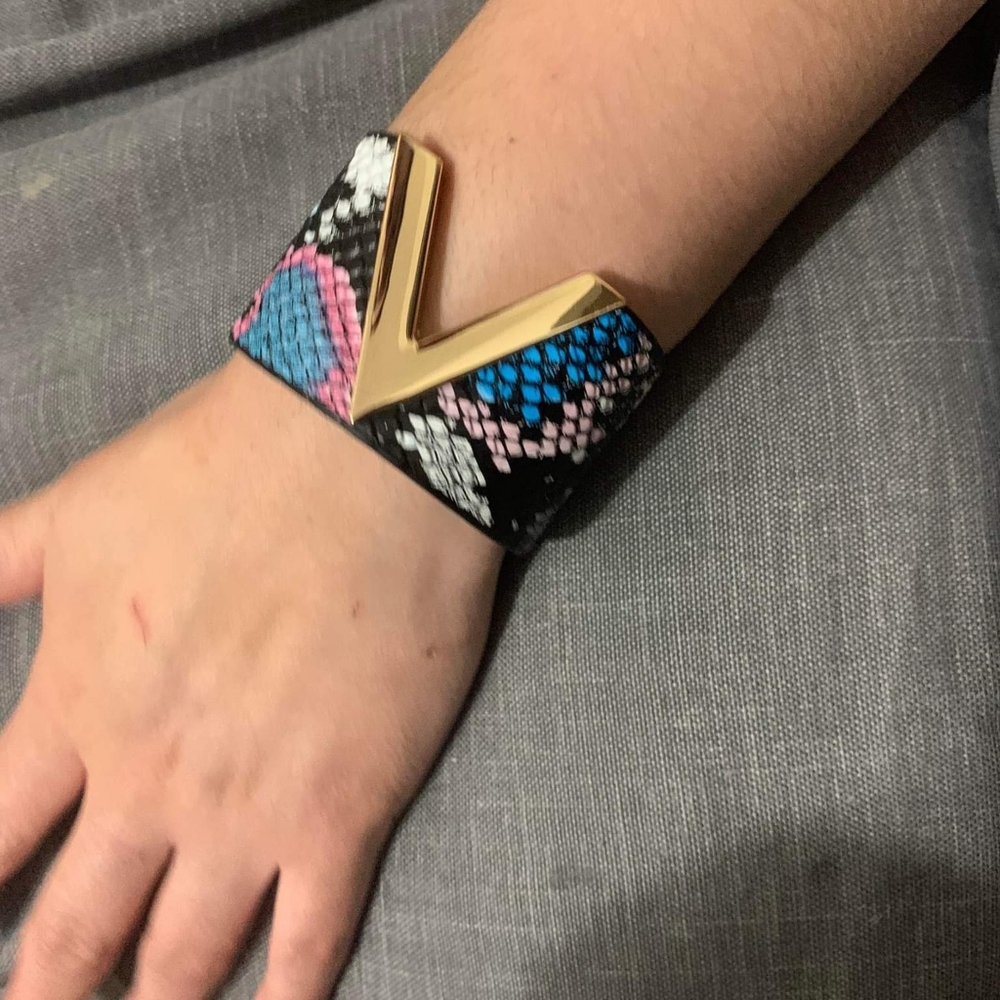 Fashion Colorful snake pattern “V" Cuff - Picture 4 of 7